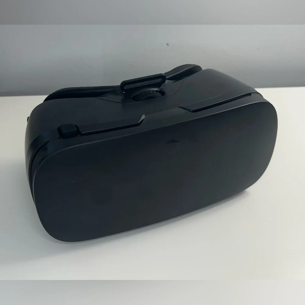 Brand new DESTEK V4 VR Headset in the color black.